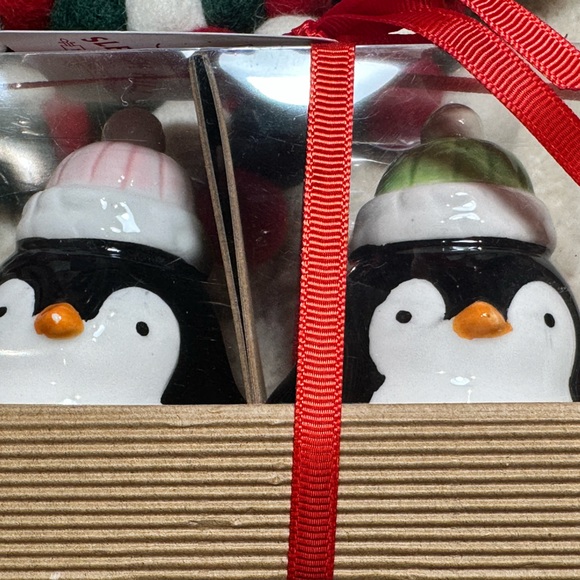 Penguin Christmas Salt & Pepper - Picture 3 of 3